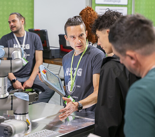 Besucher am Roboterstand.