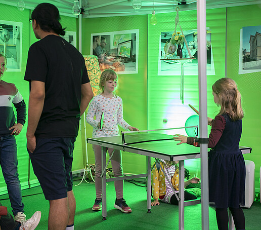 Zwei Kinder spielen Tischtennis.