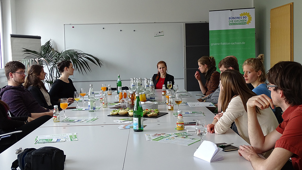 Masterstudierende diskutierten im Landtag mit Politikerin