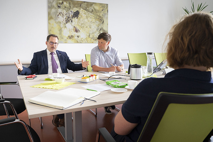 Der Rektor Prof. Dr.-Ing. Alexander Kratzsch und der Referent Hochschuldidaktik Daniel Winkler unserer Hochschule in der Diskussion.