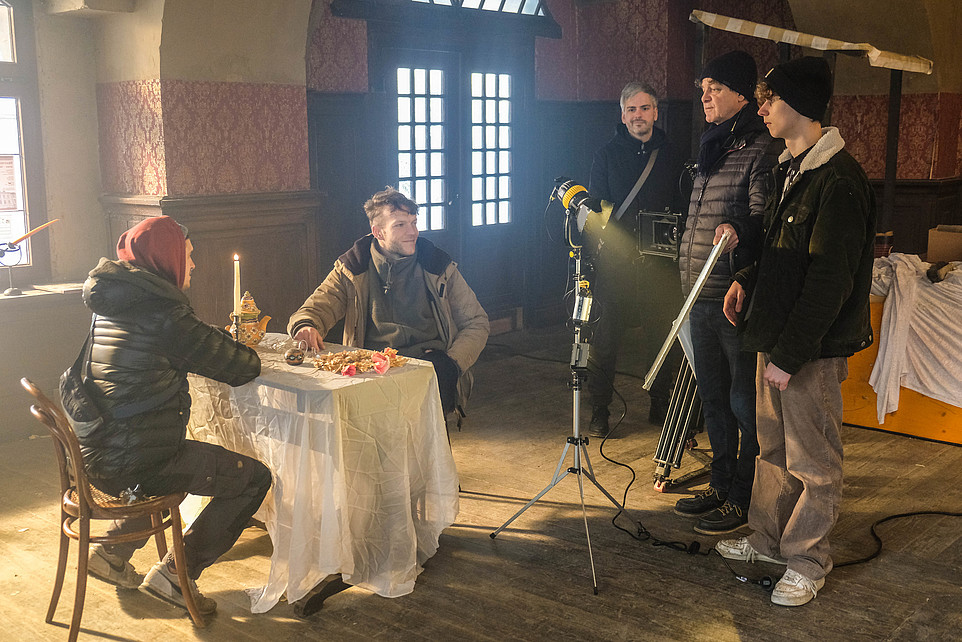 Teilnehmende des Kameraseminars stehen in einer Kulisse mit DoP Bernd Fischer aus Berlin im Braunen Hirschen in Görlitz.