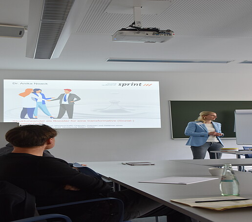 Rednerin vor Projektionswand