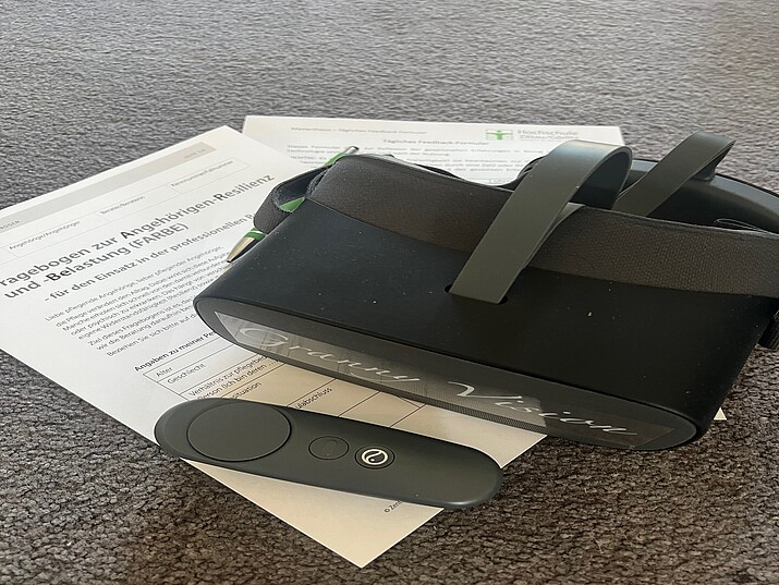 VR-Brille auf Formularen