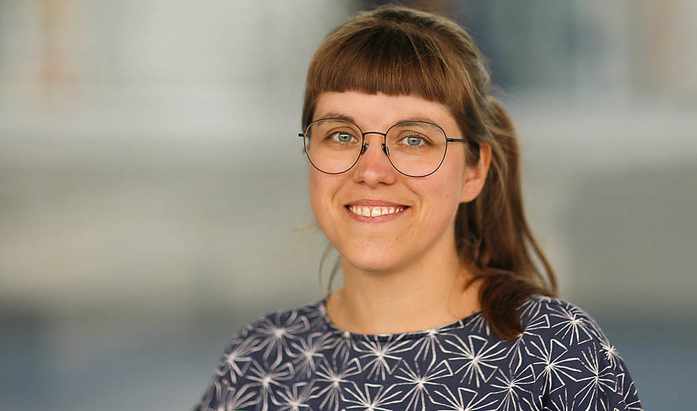 Die Professorin Nadine Jukschat lächelt in die Kamera.