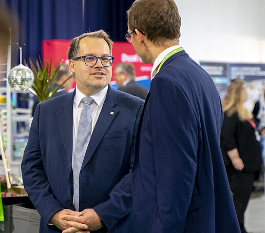 Rektor und Prof. Kornhuber im Gespräch.