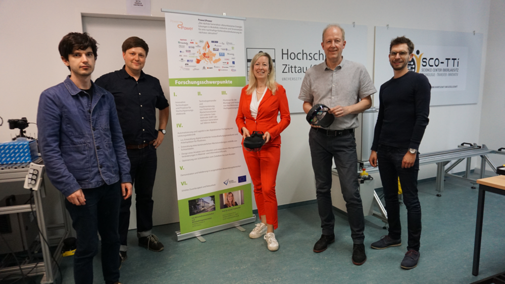 v.l.n.r: Kazimierz Przybysz, Daniel Winkler, Prof. Sophia Keil, Josef Rüthers (Fa. Infineon Technologies AG) und Fabian Lindner im SCO-TTi SCM-Lab