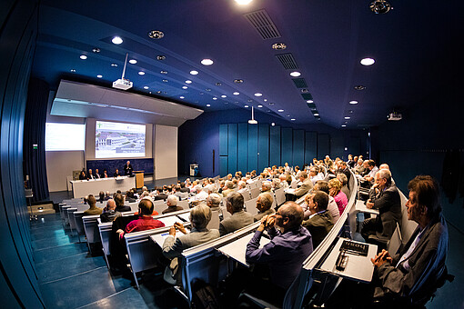 Der Dekan der Fakultät Elektrotechnik und Informatik – Prof. Dr.-Ing. Haim – eröffnet das Absolvententreffen 2018, Foto: Carla Schmidt, Zittau Der Dekan der Fakultät Elektrotechnik und Informatik – Prof. Dr.-Ing. Haim – eröffnet das Absolvententreffen 2018, Foto: Carla Schmidt, Zittau