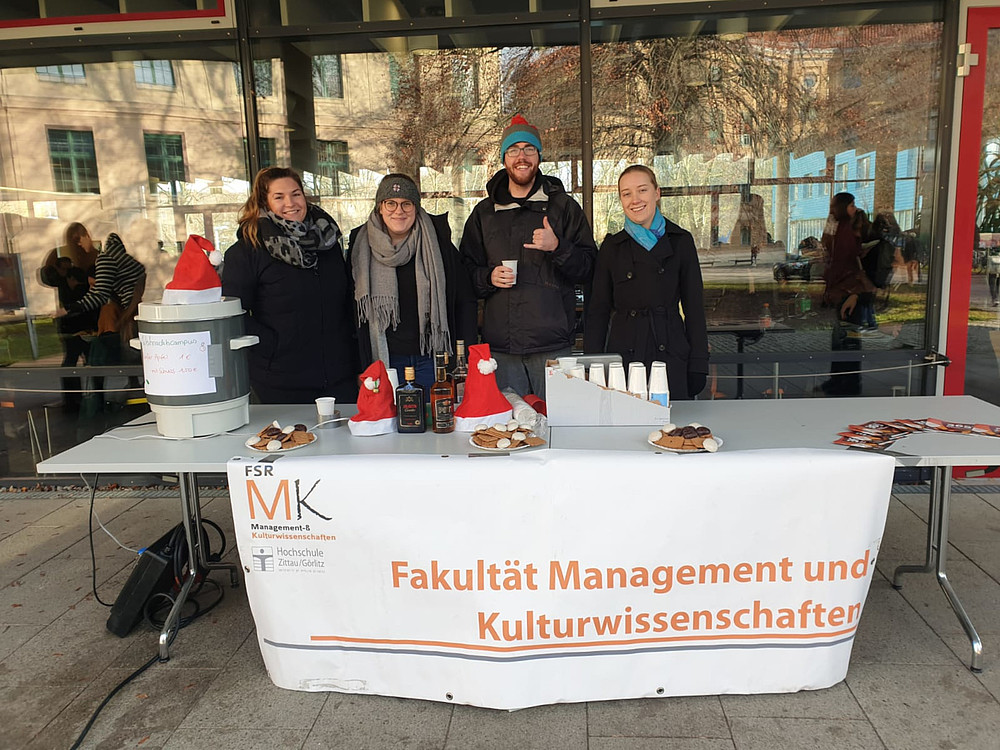 Studentengruppe vor der Mensa