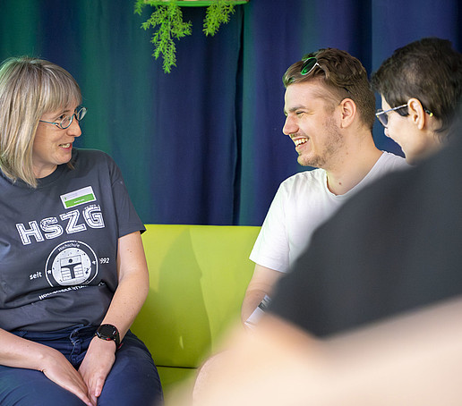 Auf dem Sofa lassen sich Besucher über das Lehramtstudium informieren.