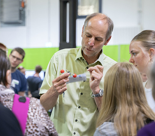 Besuchende lassen sich am Stand beraten.