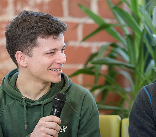 Stura-Vertreter mit Mikro auf dem Talk-Sofa