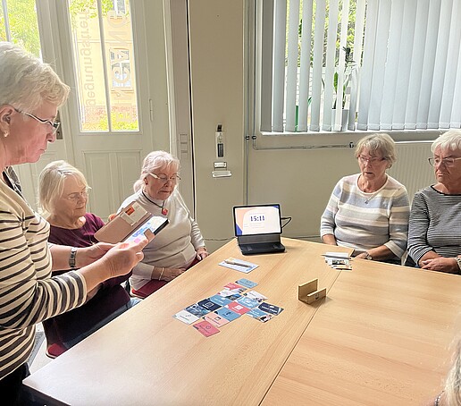 Eine Dame probiert die Technik aus wie man mit einem Tablet telefonieren kann