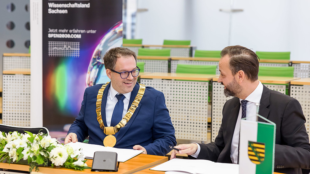 Rektor Prof. Dr. Alexander Kratzsch und Wissenschaftsminister Sebastian Gemkow unterzeichnen die Zielvereinbarung.