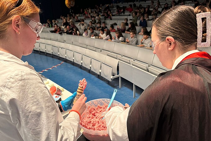 Zwei Darstellerinnen bereiten Eiscreme vor.