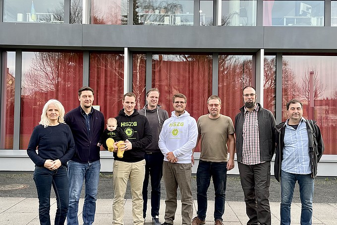 Gruppenbild mit Südafrikanischen Gaststudenten und Mitarbeitenden des IPM vor dem IPM-Gebäude