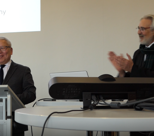 Der Botschafter der Mongolei (li.) eröffnete die Tagung "Treffpunkt Interkulturalität". Prof. Vogt klatscht Beifall.