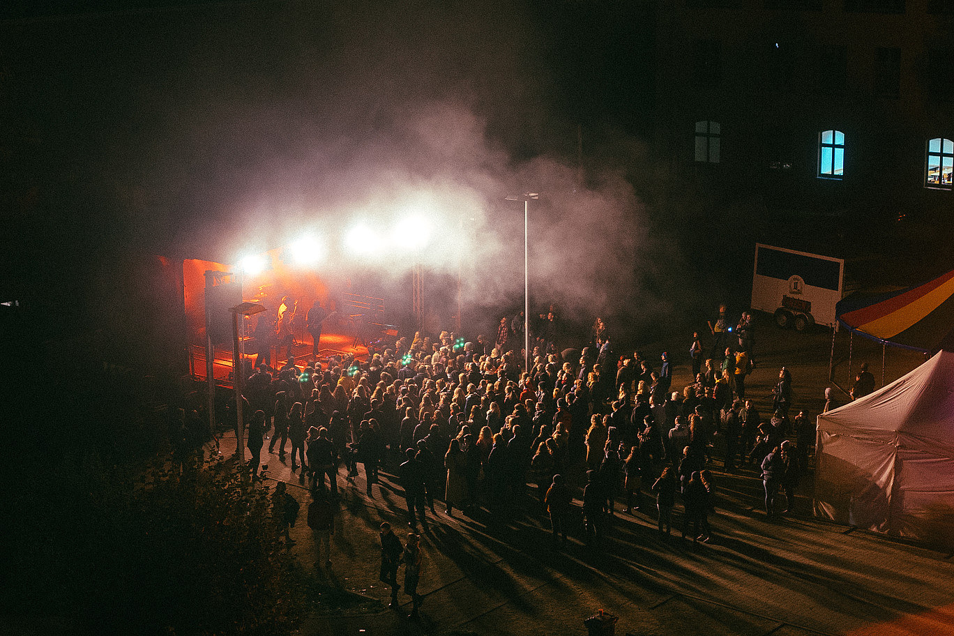 ^bild von oben auf das Publikum vor der Bühne