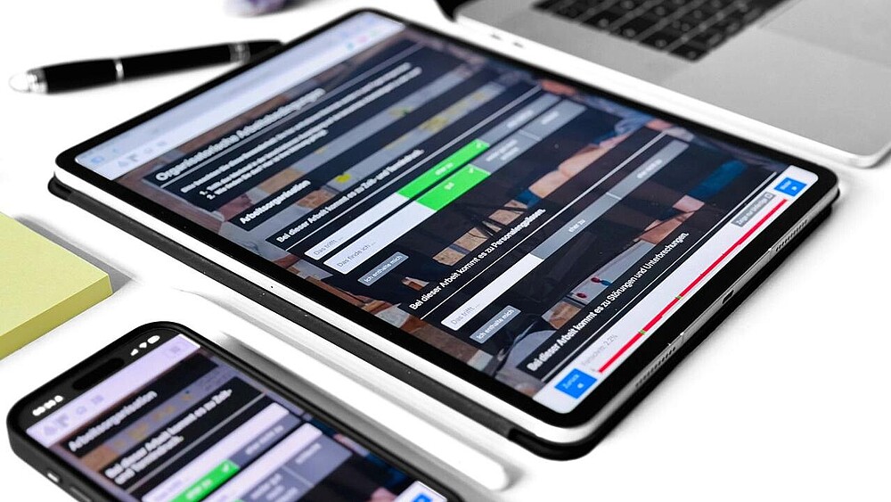 Auf einem Smartphone und Tablet ist die BASA-Benutzeroberfläche abgebildet.
