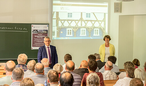 Prof. Worbs und Dr. Vogel konnten ca. 70 interessierte Teilnehmer begrüßen.