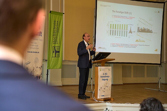 Vortragender präsentiert Folien.