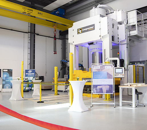 Blick in den Fraunhofer-Erweiterungsbau mit neuem Technikum in Zittau. Im Hintergrund steht die große Heißpresse.