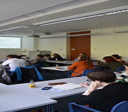 Mehrere Zuhörer im Seminrraum von hinten