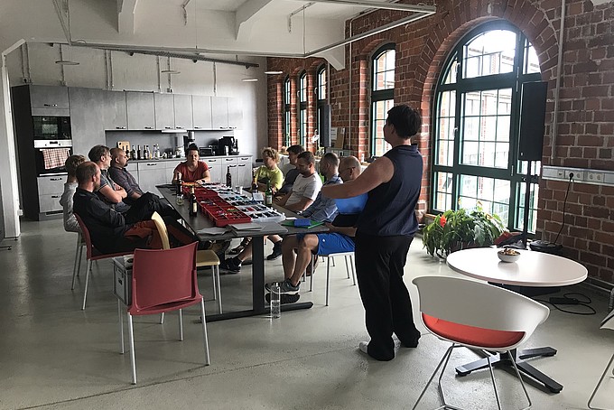 Mareike Schneider aus dem Saxony5-Team eröffnet die Veranstaltung im Teamraum vom Celsiuz.