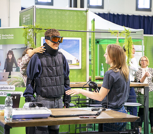 Ein Besucher trägt den Altersimulationsanzug.