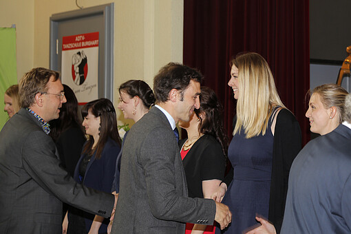 Herr Prof. Dr. Kroschel (Links) und Herr Prof. Dr. Schütte gratulieren den Absolventen zu ihren Abschluss an der Fakultät W.