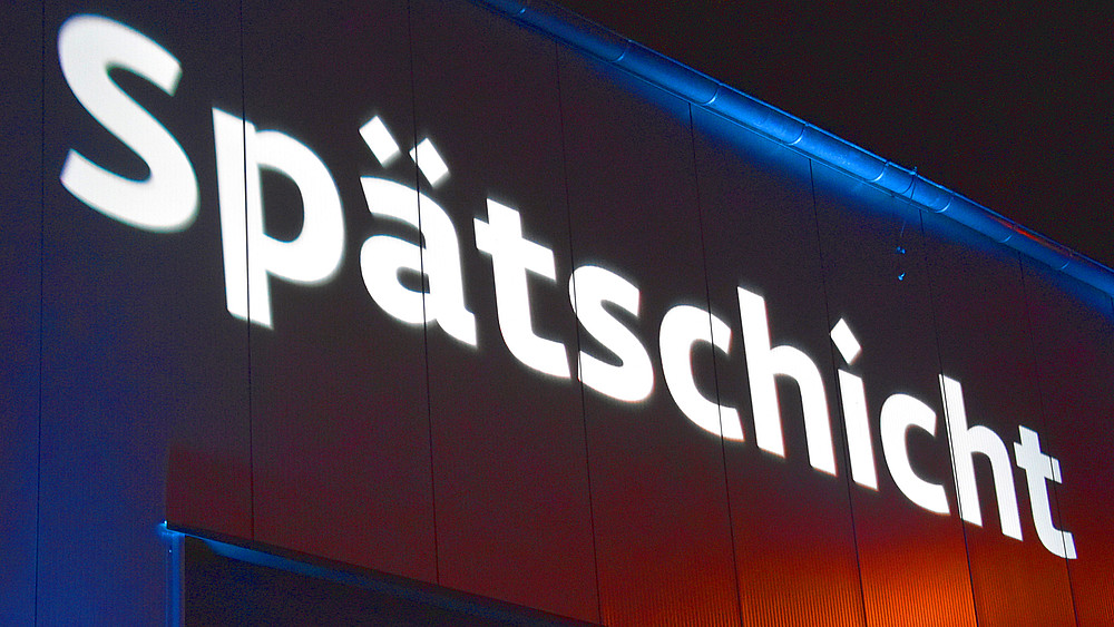 Mit der projizierten Leuchtschrift „Spätschicht“ fielen die Unternehmen schon von der Ferne ins Auge