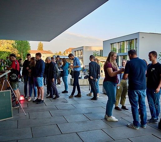 Studierende, Alumni und Mitarbeiter beim Get-Together