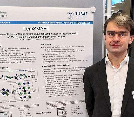 Sebastian Herrmann neben dem Poster