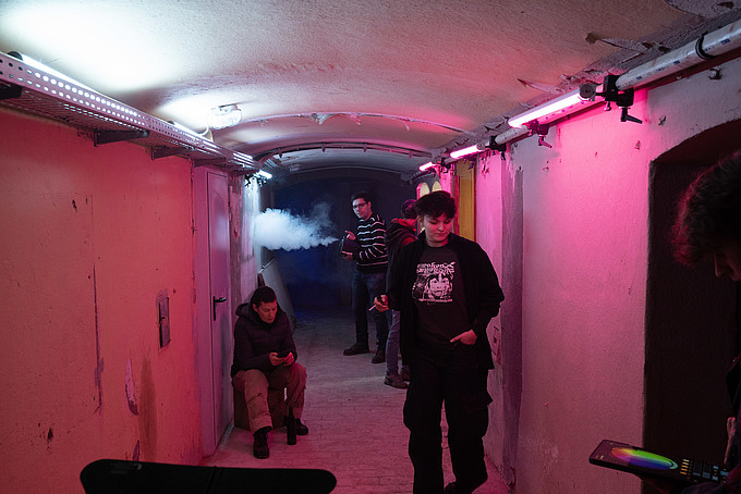 Kursteilnehmende üben das Beleuchten in einem Keller.