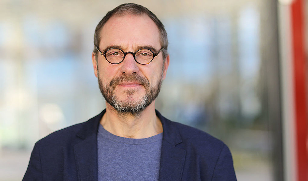 Raj Kollmorgen lächelt in die Kamera.