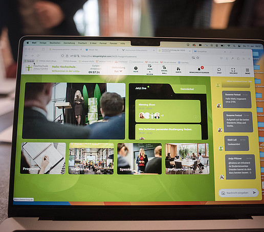 Laptop-Bildschirm, auf dem die digitale Plattform mit verschiedenen Kacheln zu sehen ist.