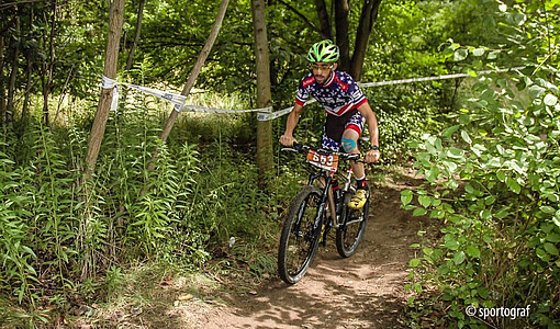 Sadok Fennira auf seinem Mountainbike bei der jährlichen O-SEE Challenge. Foto von sportograf.