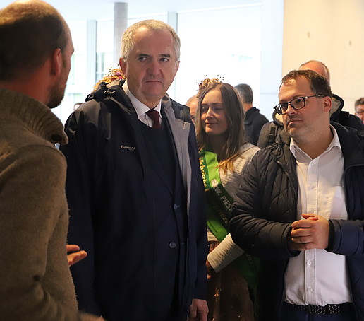 Gruppe besichtigt Campus