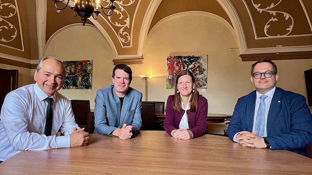 Die Gesellschafter der SFA GmbH sitzen im Görlitzer Rathaus am Tisch.