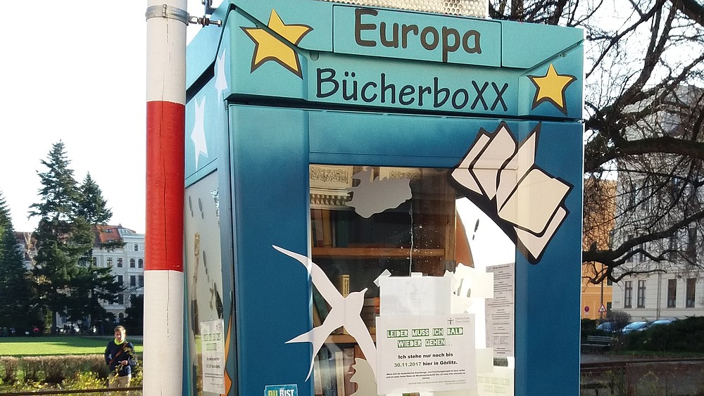 Europa Bücherboxx; aus einer alten Telefonzelle neu gestaltete kleine "Straßenbibliothek" 