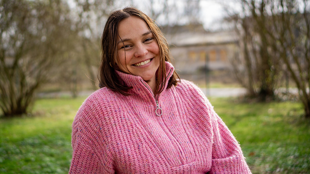 Alexandra Espinosa Rojas sitzt auf einer Wiese.