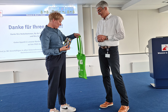 Geschenkübergabe an "Frosch"-Mitarbeiter