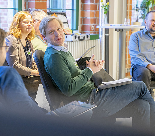 Teilnehmende im Gespräch.