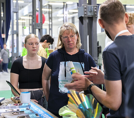 Besuchende an einem Versuchsstand.