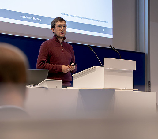 Jan Schaller steht an einem Pult im Hörsaal.