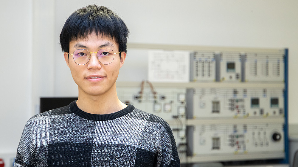 Der chinesische Student Xue Fan schaut lächelnd in die Kamera.