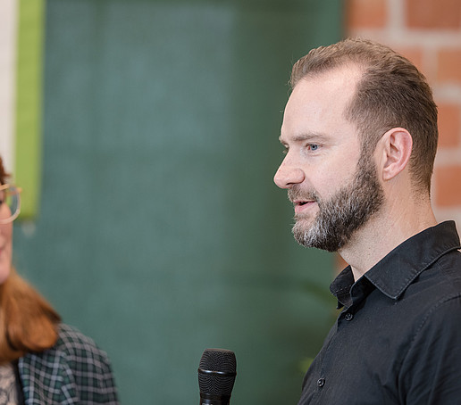 Moderatorin mit HSZG-Mitarbeiter im Studio