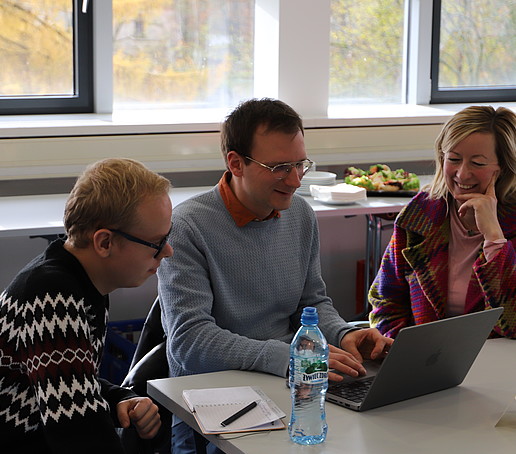 Die Prorektorin unterhält sich am Tisch mit Workshopteilnehmenden.