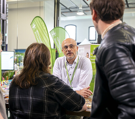 Ein Professor berät Studieninteressierte.