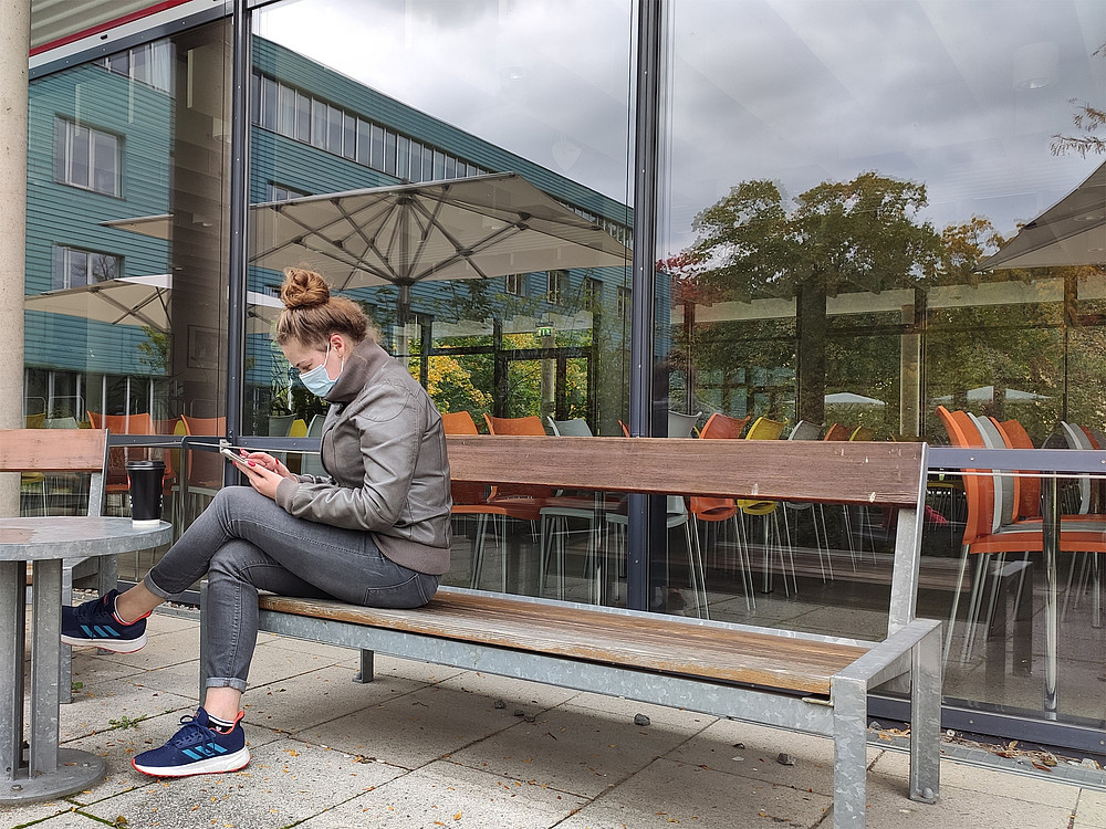 Studierende vor der Mensa