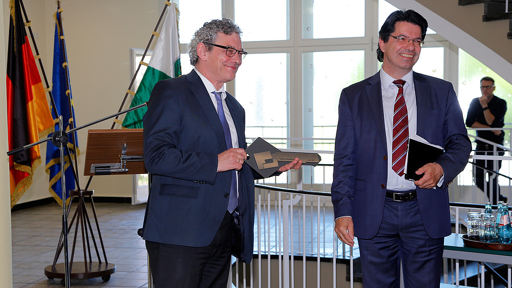 Er passt! Rektor Prof. Friedrich Albrecht hält den Schlüssel zu Haus Z I nun offiziell in den Händen